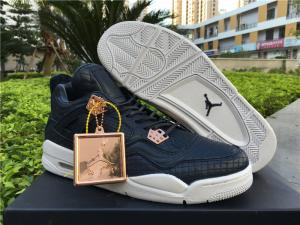 Nike Air Jordan AJ4 Preto/ detalhe em ´´ouro´´