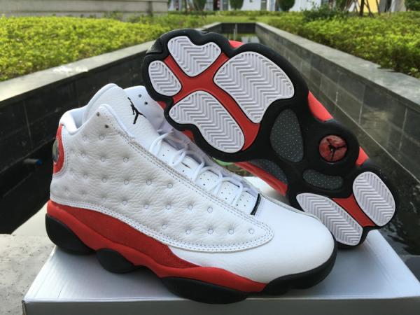 Nike Air Jordan 13 Vermelho/Branco. Detalhes preto